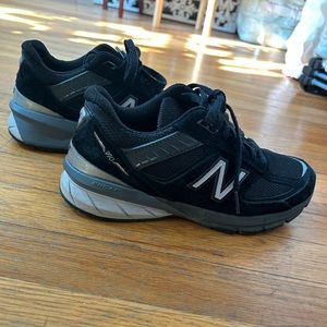 New balance black women’s 990v5 size 7